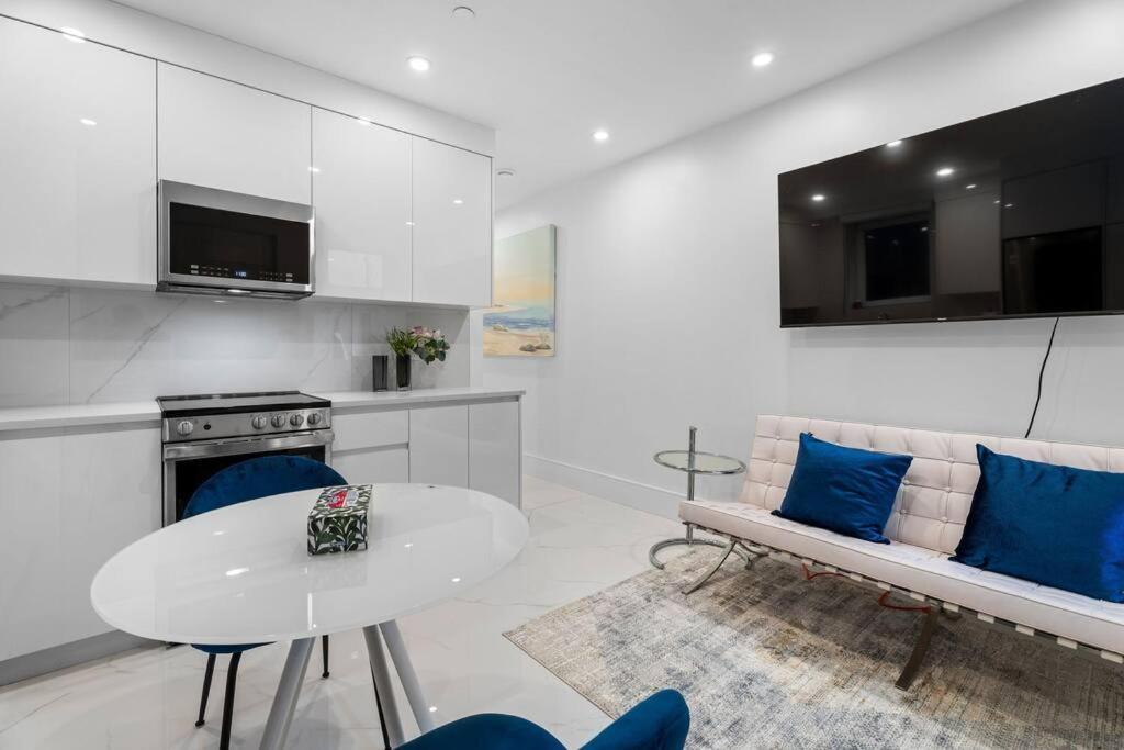 Brand New 2 Bedroom Point Grey Getaway バンクーバー エクステリア 写真