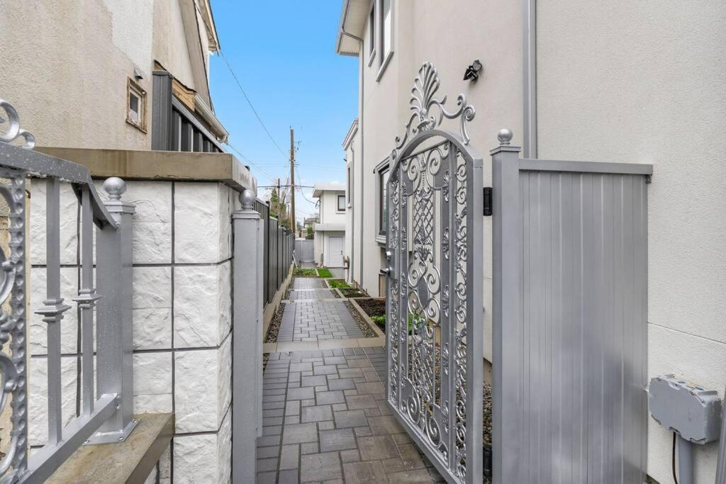 Brand New 2 Bedroom Point Grey Getaway バンクーバー エクステリア 写真