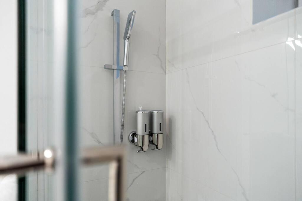 Brand New 2 Bedroom Point Grey Getaway バンクーバー エクステリア 写真