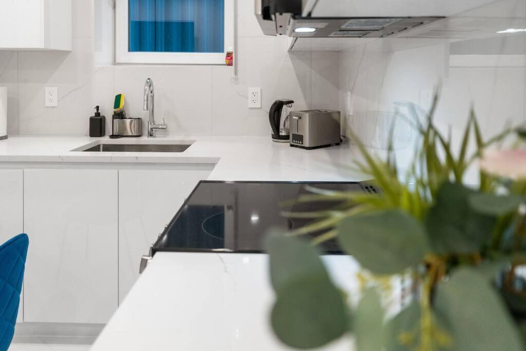Brand New 2 Bedroom Point Grey Getaway バンクーバー エクステリア 写真