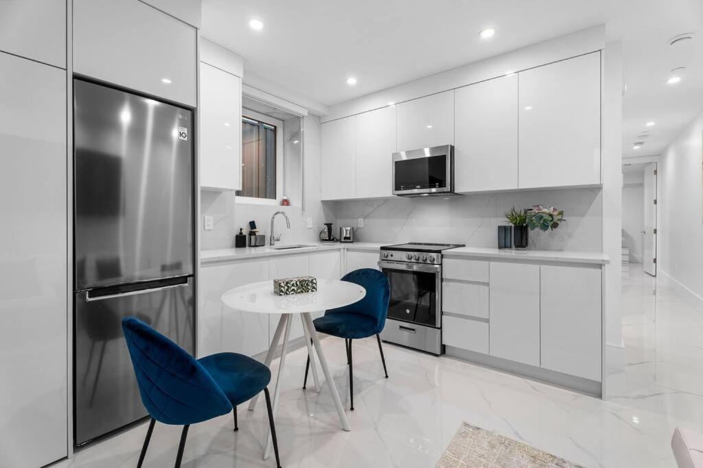 Brand New 2 Bedroom Point Grey Getaway バンクーバー エクステリア 写真