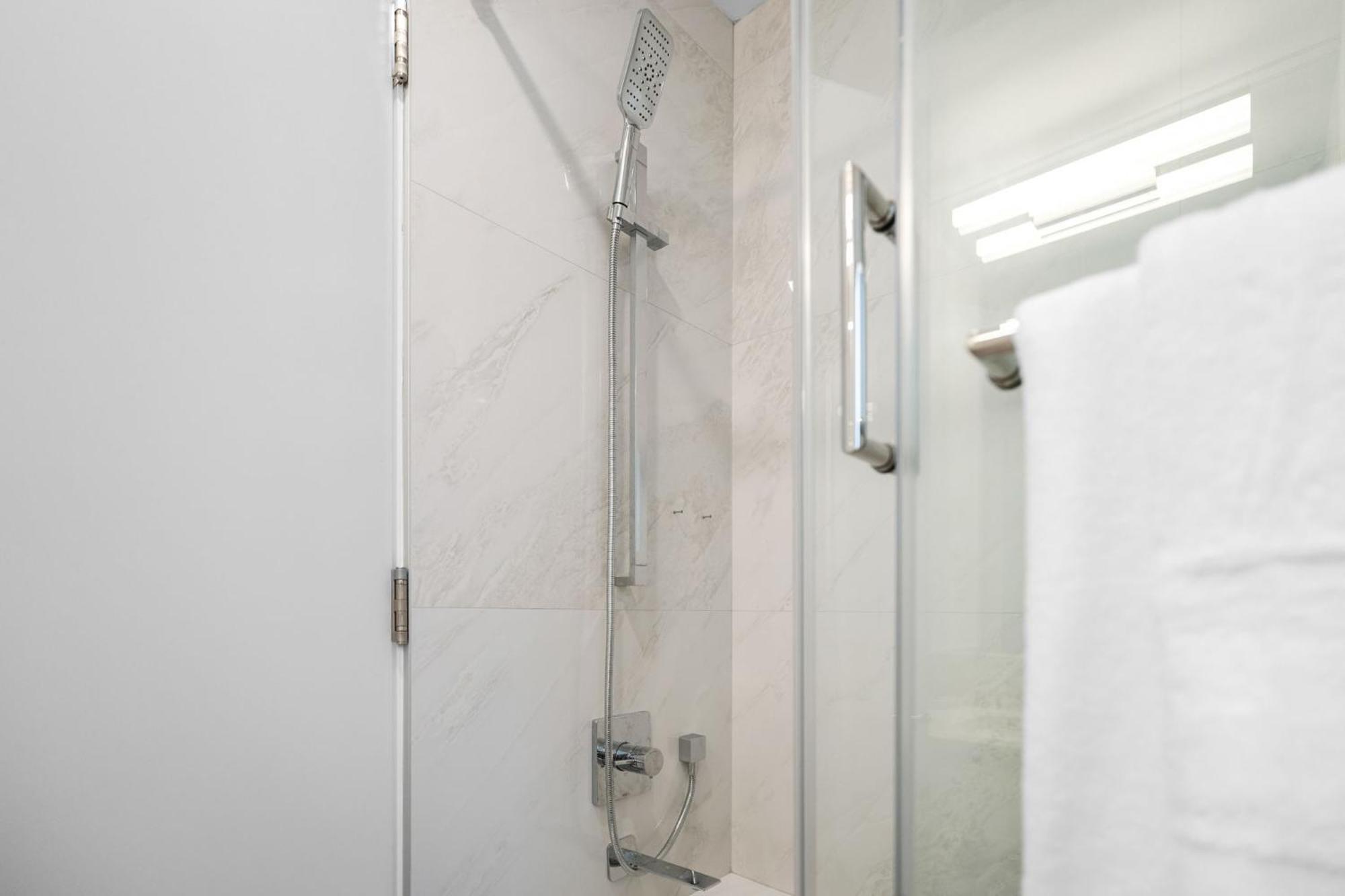 Brand New 2 Bedroom Point Grey Getaway バンクーバー エクステリア 写真