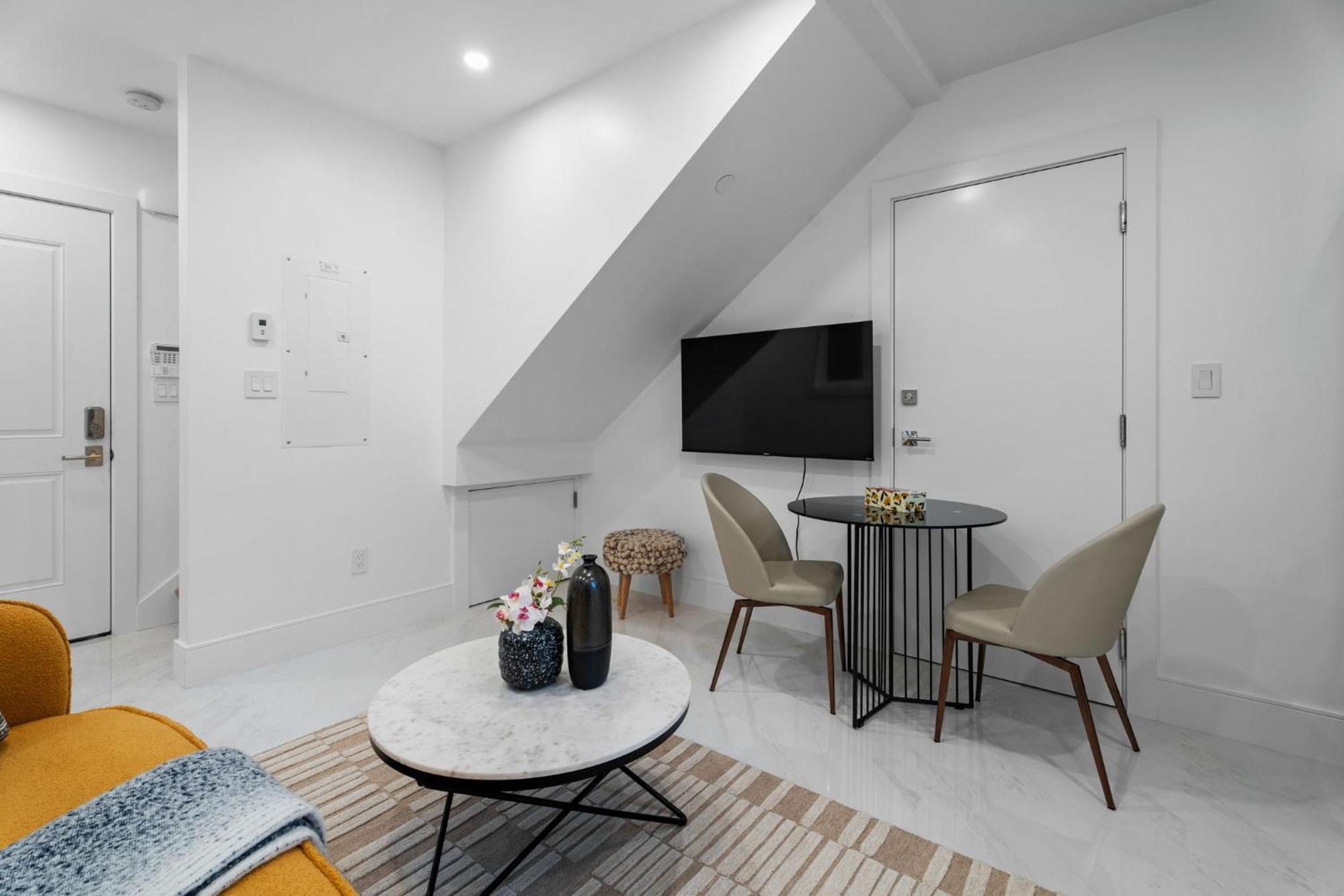 Brand New 2 Bedroom Point Grey Getaway バンクーバー エクステリア 写真