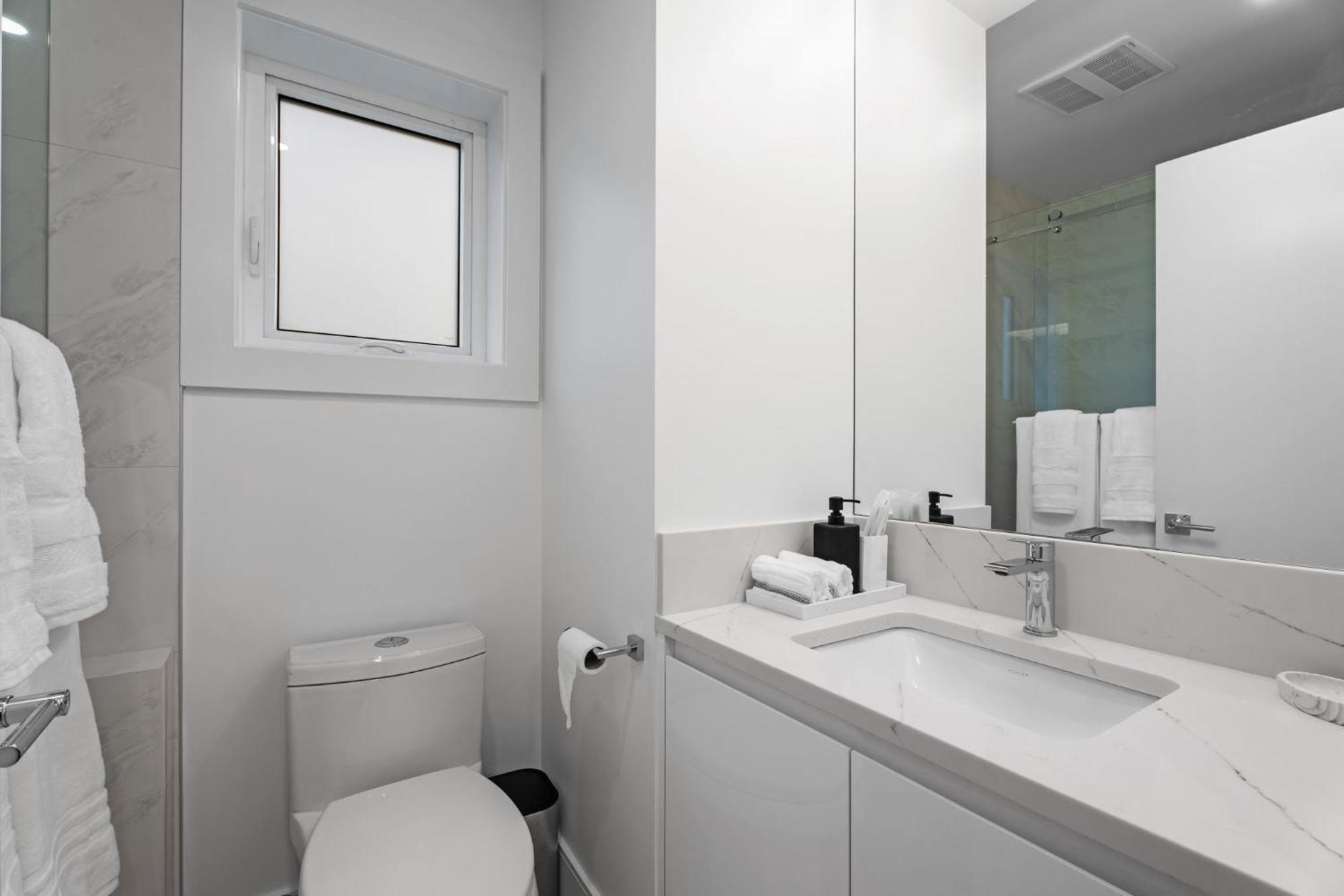 Brand New 2 Bedroom Point Grey Getaway バンクーバー エクステリア 写真